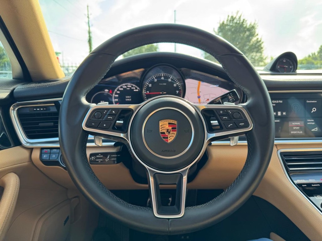 Porsche Panamera Vehicle Full-screen Gallery Image 20