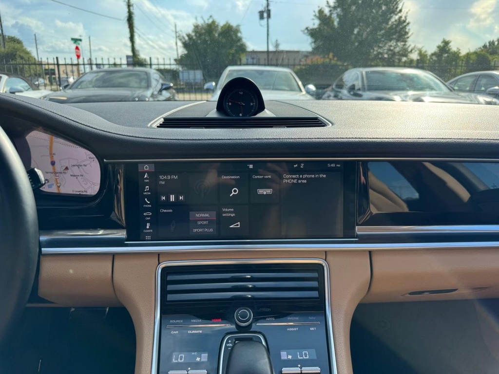 Porsche Panamera Vehicle Full-screen Gallery Image 22