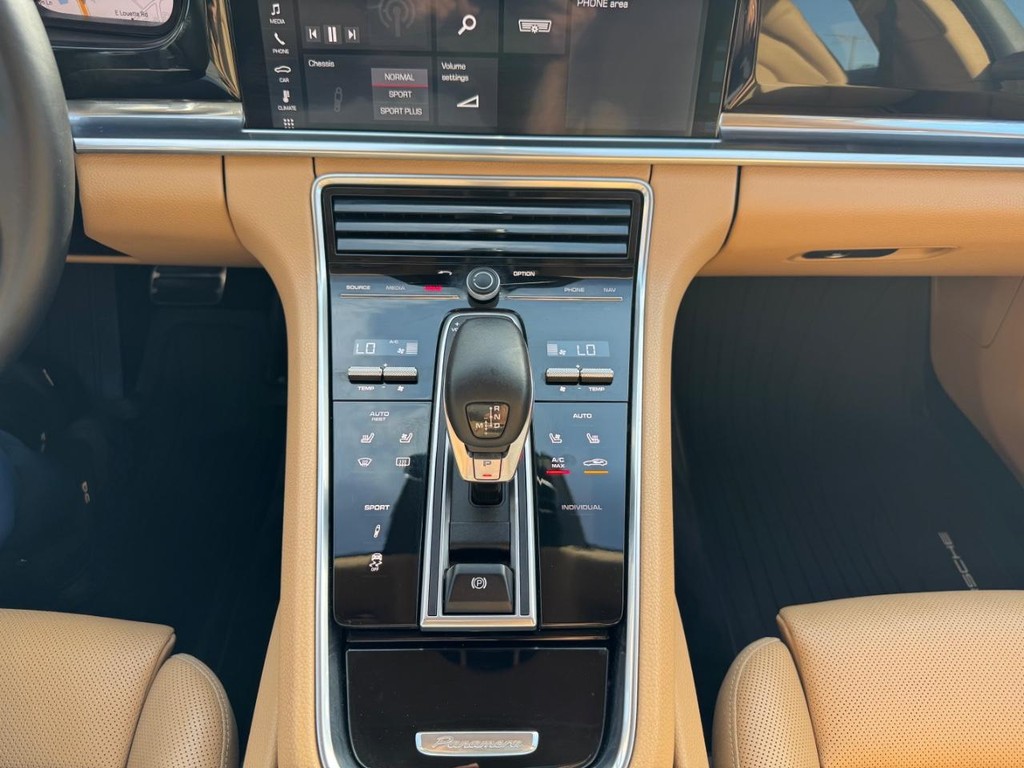 Porsche Panamera Vehicle Full-screen Gallery Image 23