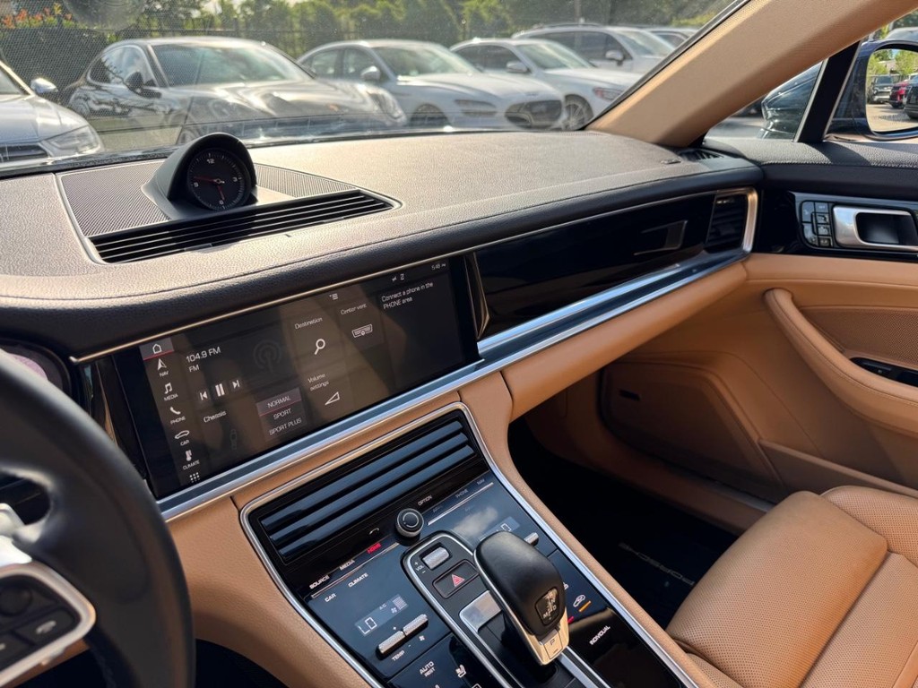 Porsche Panamera Vehicle Full-screen Gallery Image 24