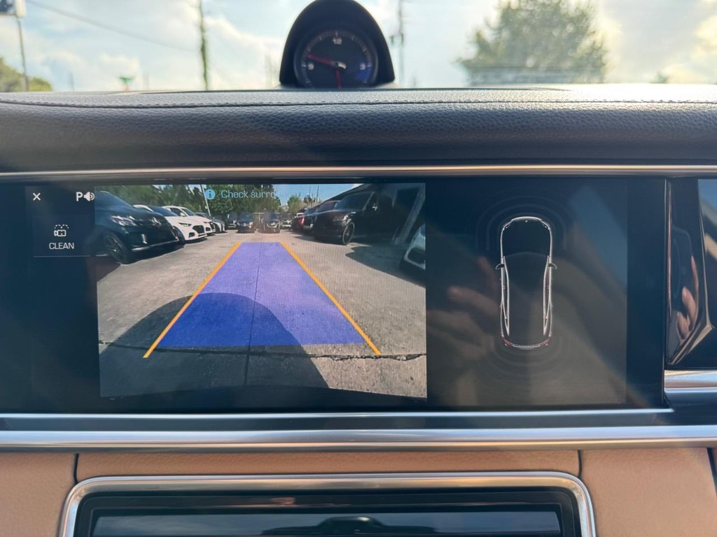 Porsche Panamera Vehicle Full-screen Gallery Image 26