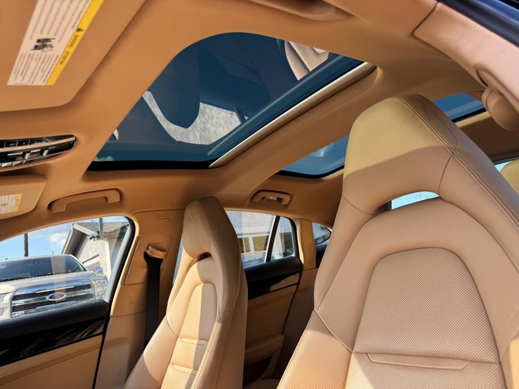 Porsche Panamera Vehicle Full-screen Gallery Image 27