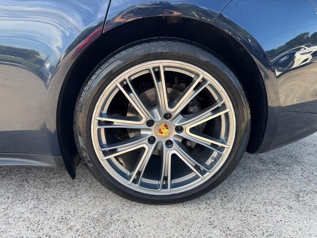 Porsche Panamera Vehicle Full-screen Gallery Image 28