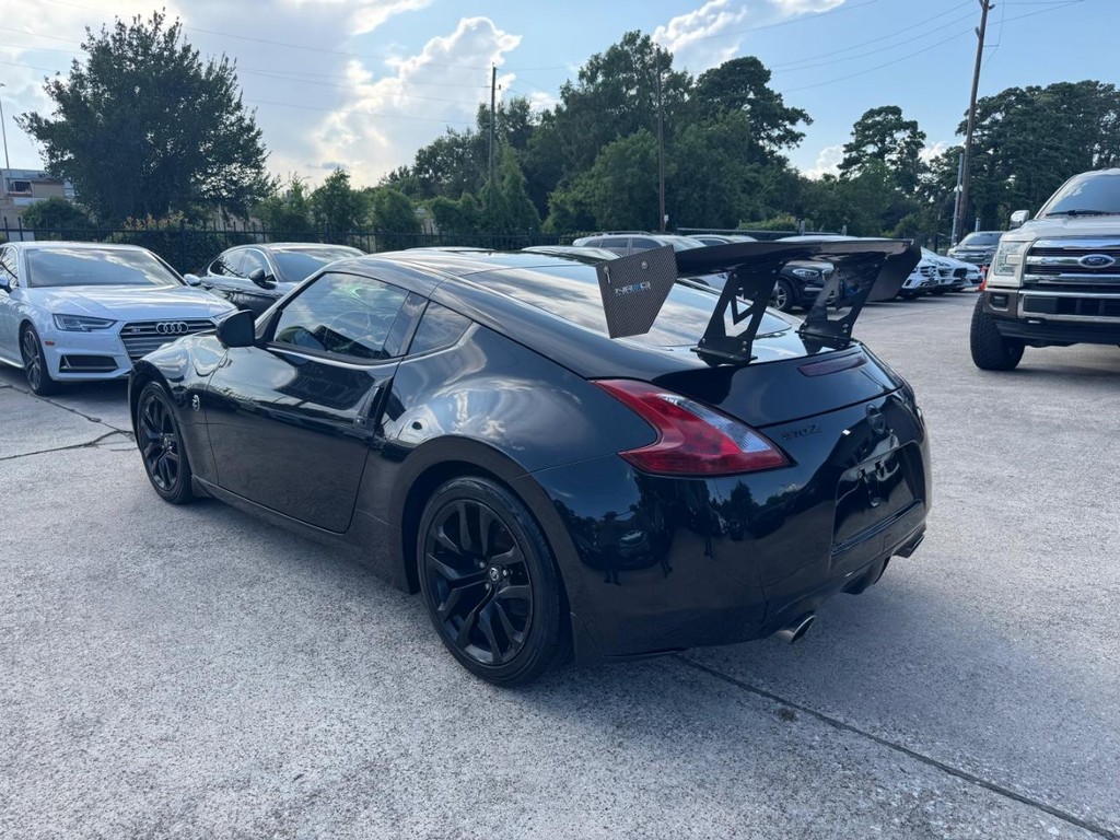 Nissan 370Z Vehicle Full-screen Gallery Image 08