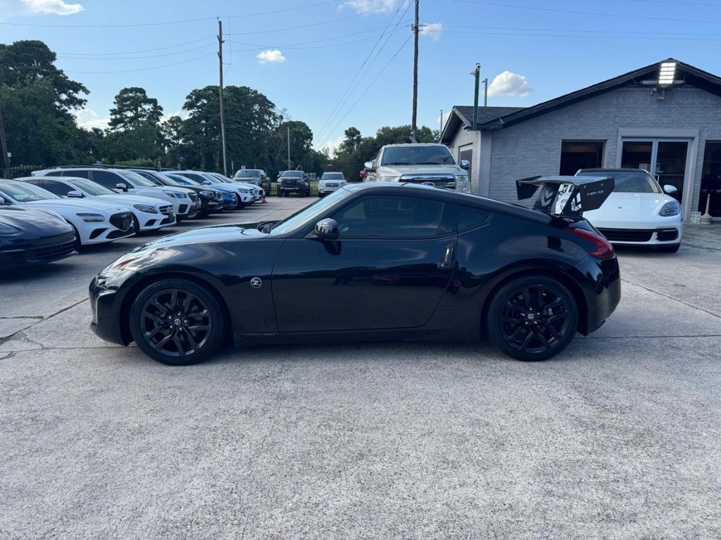 Nissan 370Z Vehicle Full-screen Gallery Image 09