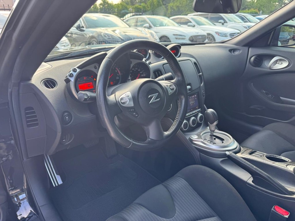 Nissan 370Z Vehicle Full-screen Gallery Image 10