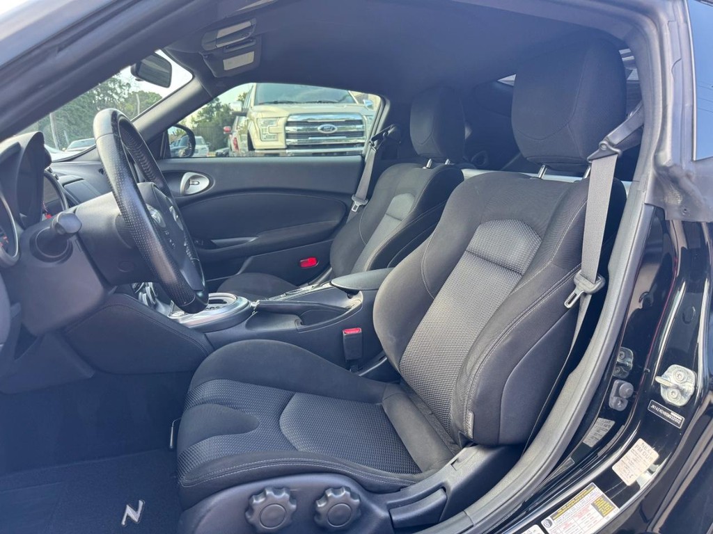 Nissan 370Z Vehicle Full-screen Gallery Image 11