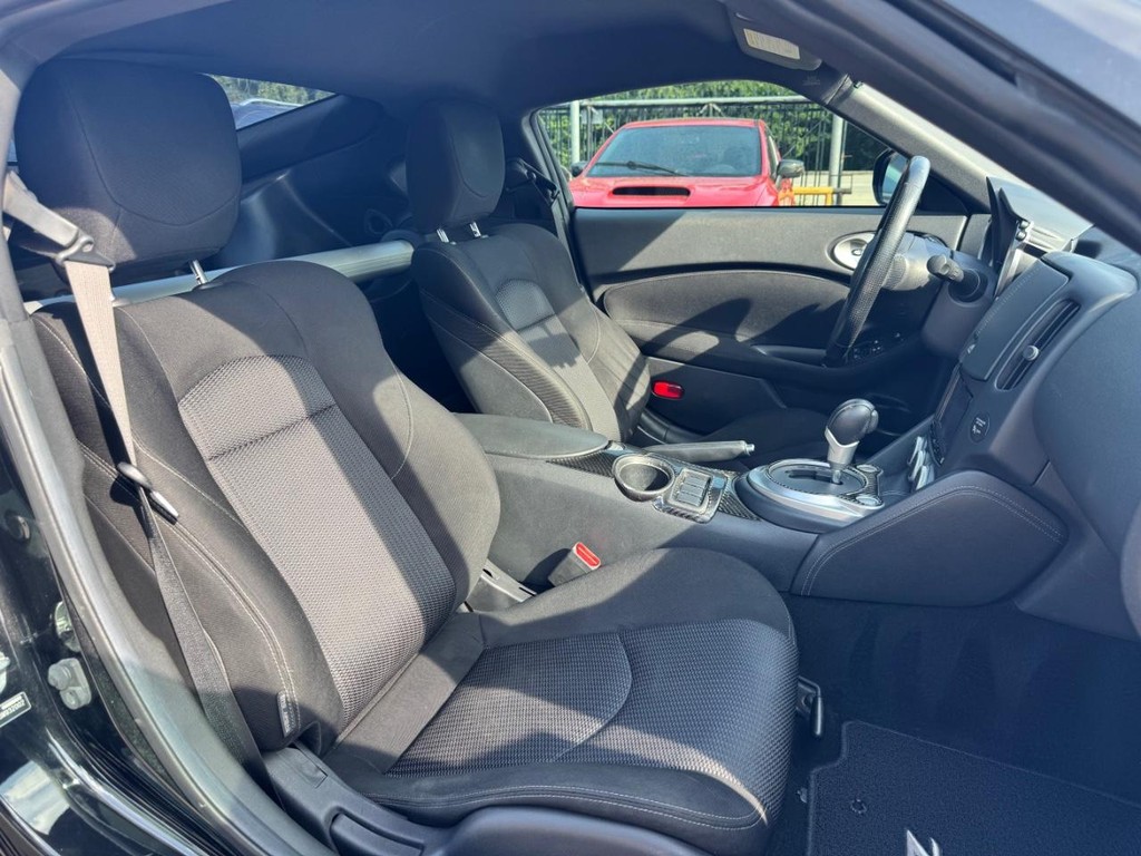Nissan 370Z Vehicle Full-screen Gallery Image 14