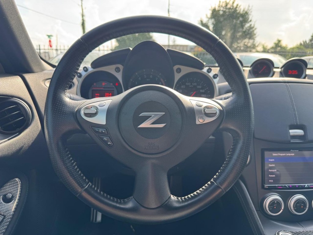 Nissan 370Z Vehicle Full-screen Gallery Image 16