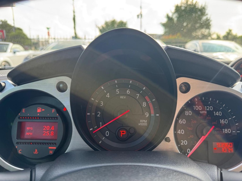 Nissan 370Z Vehicle Full-screen Gallery Image 17