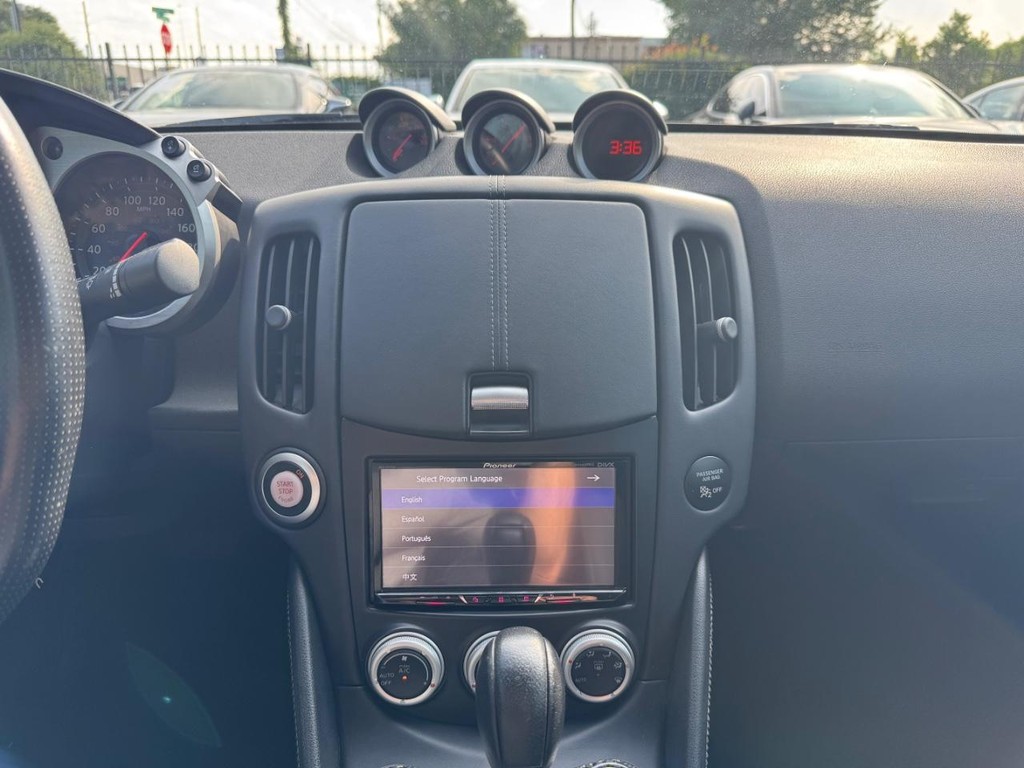 Nissan 370Z Vehicle Full-screen Gallery Image 18
