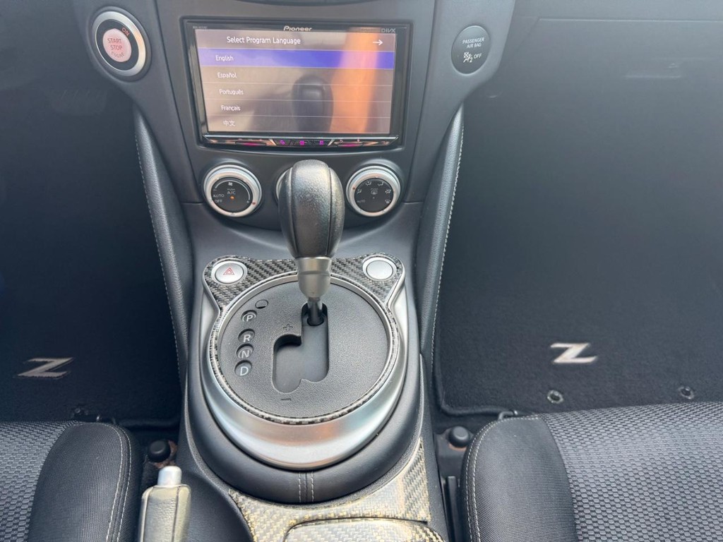 Nissan 370Z Vehicle Full-screen Gallery Image 19