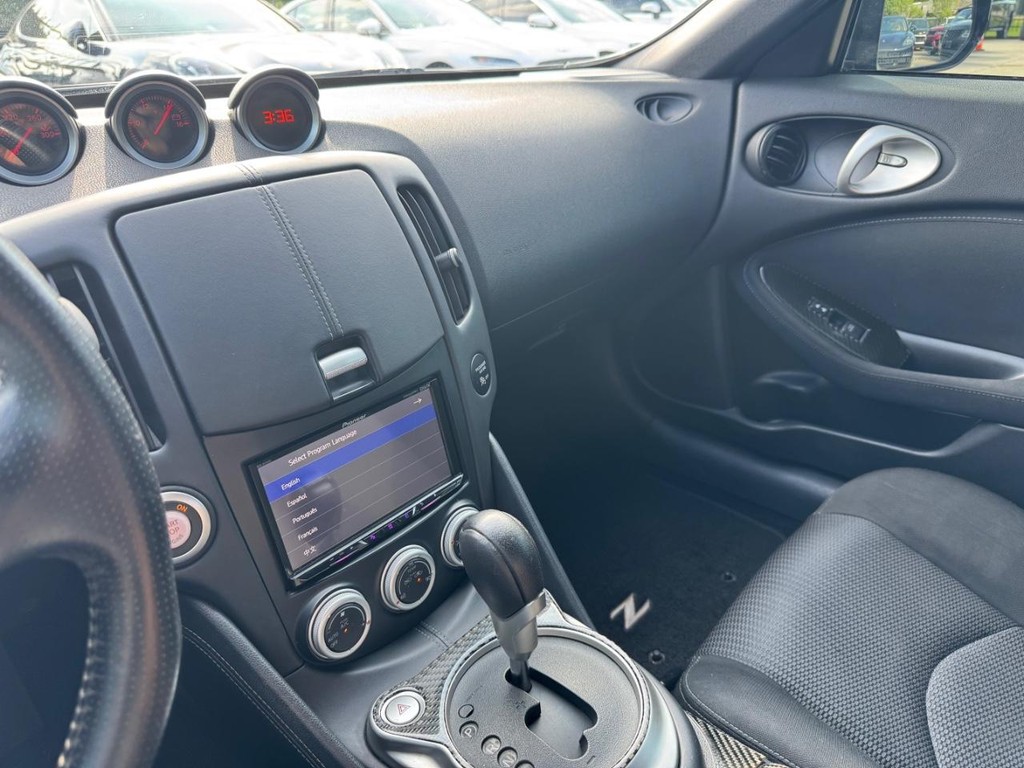 Nissan 370Z Vehicle Full-screen Gallery Image 20