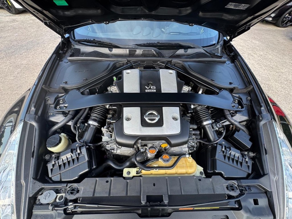 Nissan 370Z Vehicle Full-screen Gallery Image 22