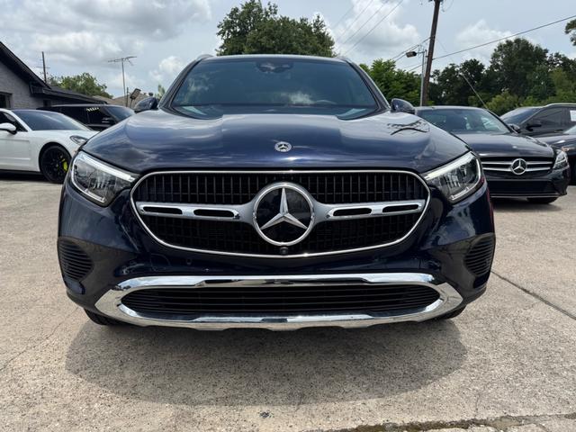 Mercedes-Benz GLC 300 Vehicle Full-screen Gallery Image 02
