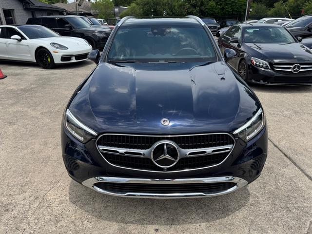 Mercedes-Benz GLC 300 Vehicle Full-screen Gallery Image 03