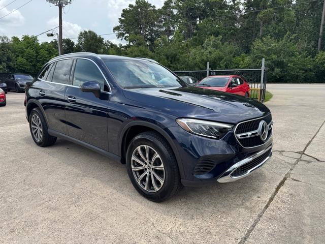 Mercedes-Benz GLC 300 Vehicle Full-screen Gallery Image 04