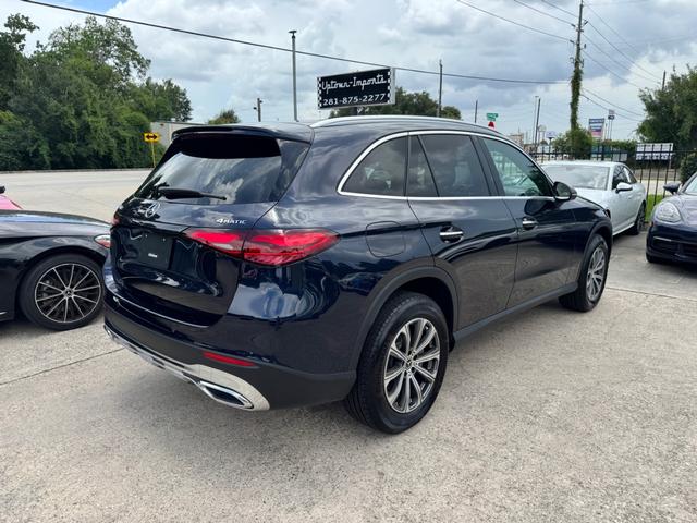 Mercedes-Benz GLC 300 Vehicle Full-screen Gallery Image 06