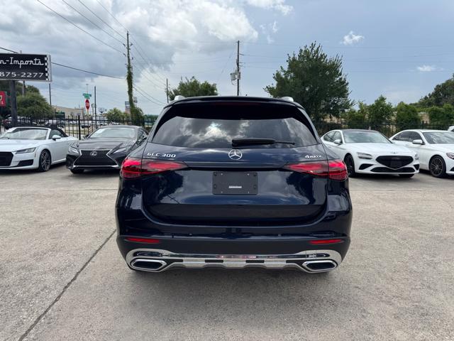 Mercedes-Benz GLC 300 Vehicle Full-screen Gallery Image 07