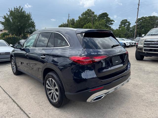 Mercedes-Benz GLC 300 Vehicle Full-screen Gallery Image 08