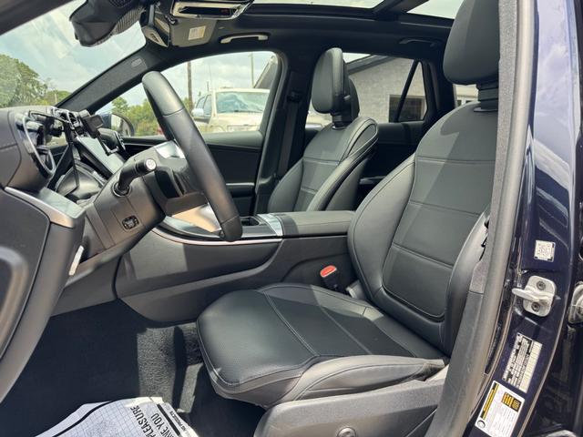 Mercedes-Benz GLC 300 Vehicle Full-screen Gallery Image 11