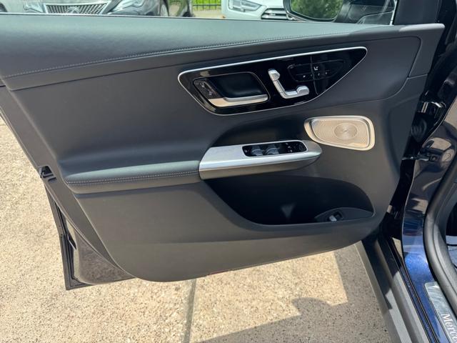 Mercedes-Benz GLC 300 Vehicle Full-screen Gallery Image 12