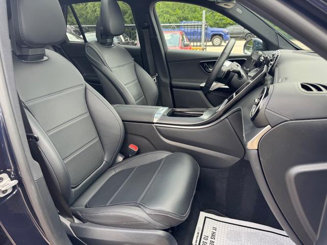 Mercedes-Benz GLC 300 Vehicle Full-screen Gallery Image 14