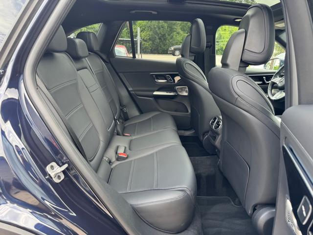 Mercedes-Benz GLC 300 Vehicle Full-screen Gallery Image 16