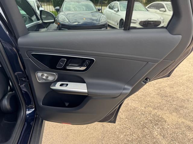 Mercedes-Benz GLC 300 Vehicle Full-screen Gallery Image 17