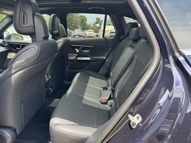 Mercedes-Benz GLC 300 Vehicle Full-screen Gallery Image 18