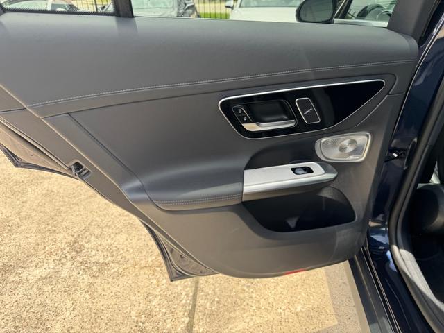 Mercedes-Benz GLC 300 Vehicle Full-screen Gallery Image 19