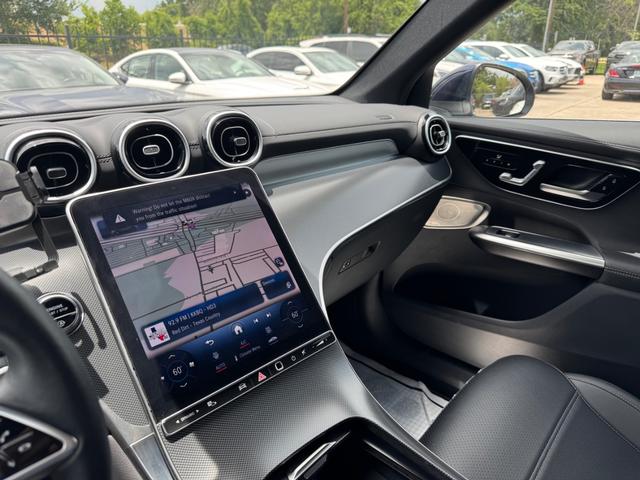 Mercedes-Benz GLC 300 Vehicle Full-screen Gallery Image 24