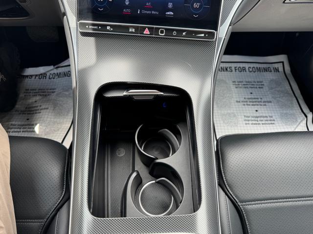 Mercedes-Benz GLC 300 Vehicle Full-screen Gallery Image 25