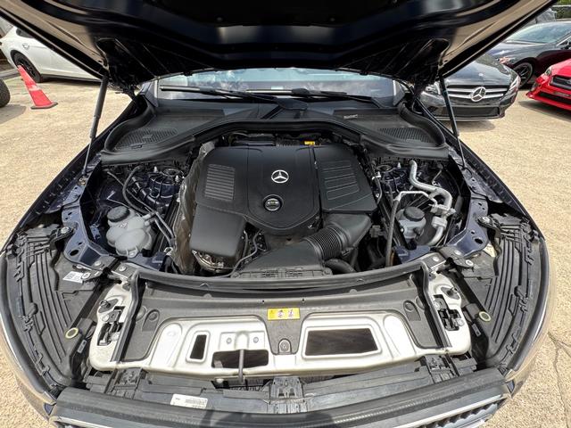 Mercedes-Benz GLC 300 Vehicle Full-screen Gallery Image 27