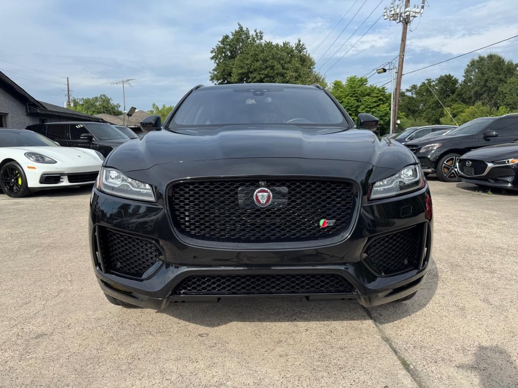 Jaguar F-Pace Vehicle Full-screen Gallery Image 02