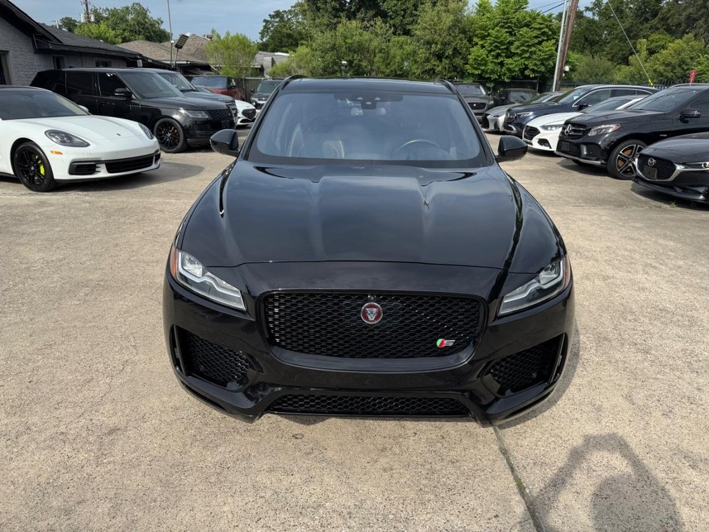 Jaguar F-Pace Vehicle Full-screen Gallery Image 03