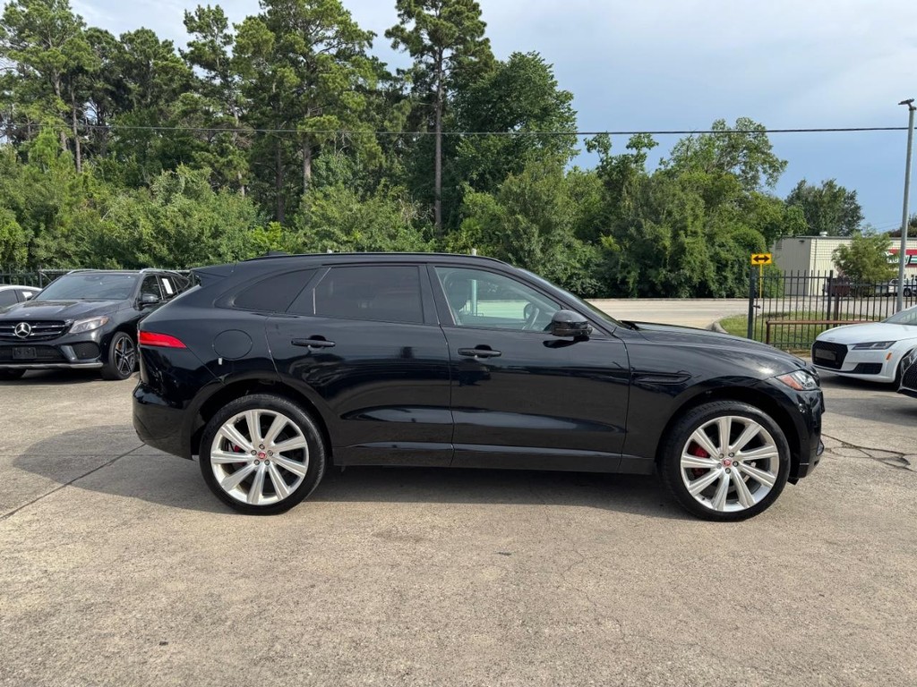 Jaguar F-Pace Vehicle Full-screen Gallery Image 05