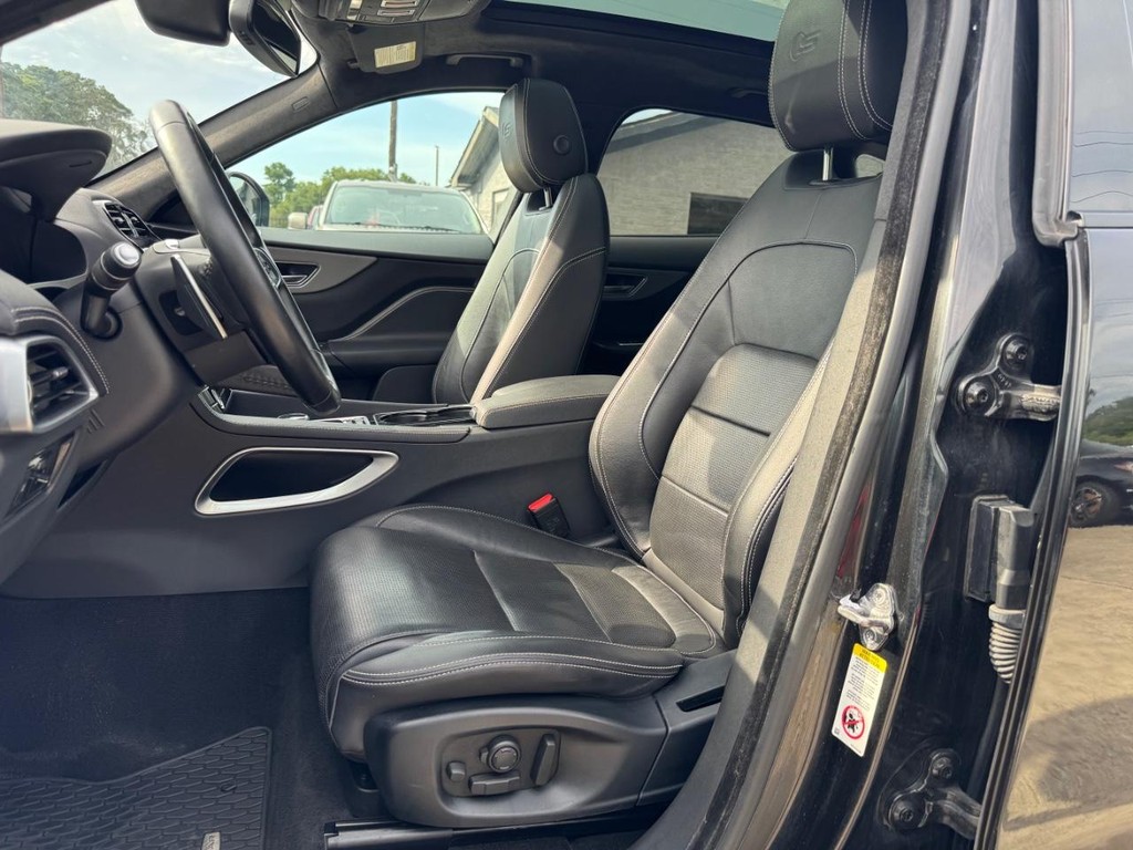 Jaguar F-Pace Vehicle Full-screen Gallery Image 11