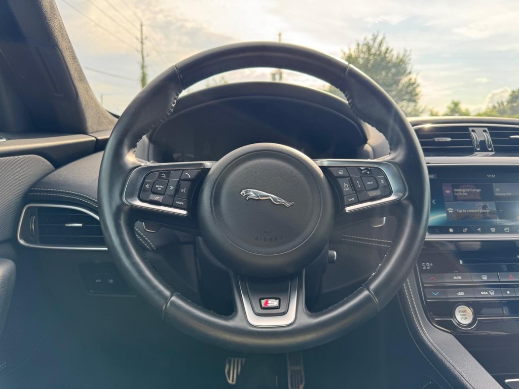 Jaguar F-Pace Vehicle Full-screen Gallery Image 20