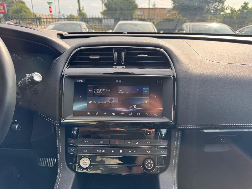 Jaguar F-Pace Vehicle Full-screen Gallery Image 21