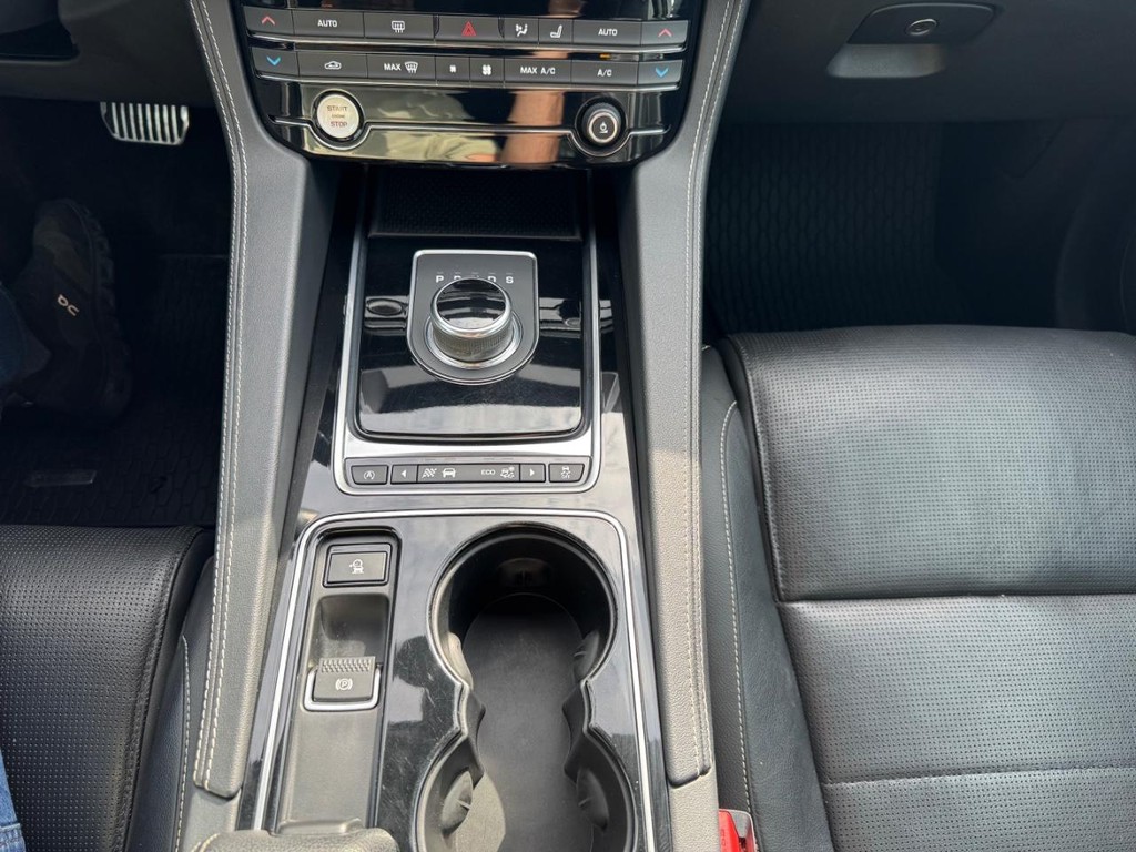 Jaguar F-Pace Vehicle Full-screen Gallery Image 22