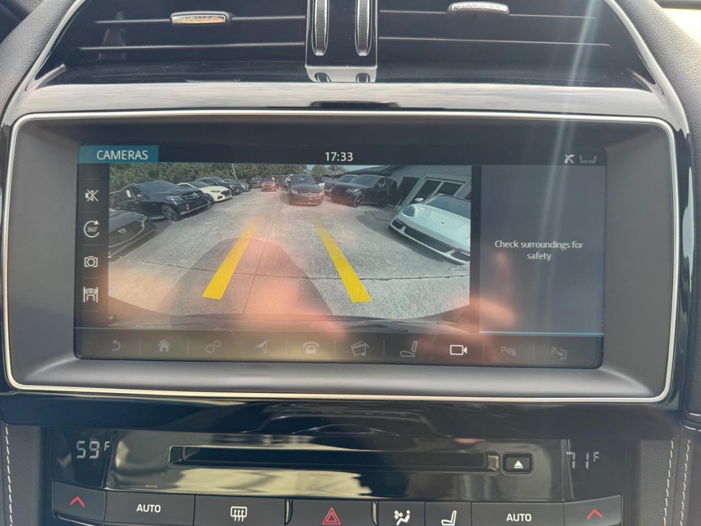 Jaguar F-Pace Vehicle Full-screen Gallery Image 23