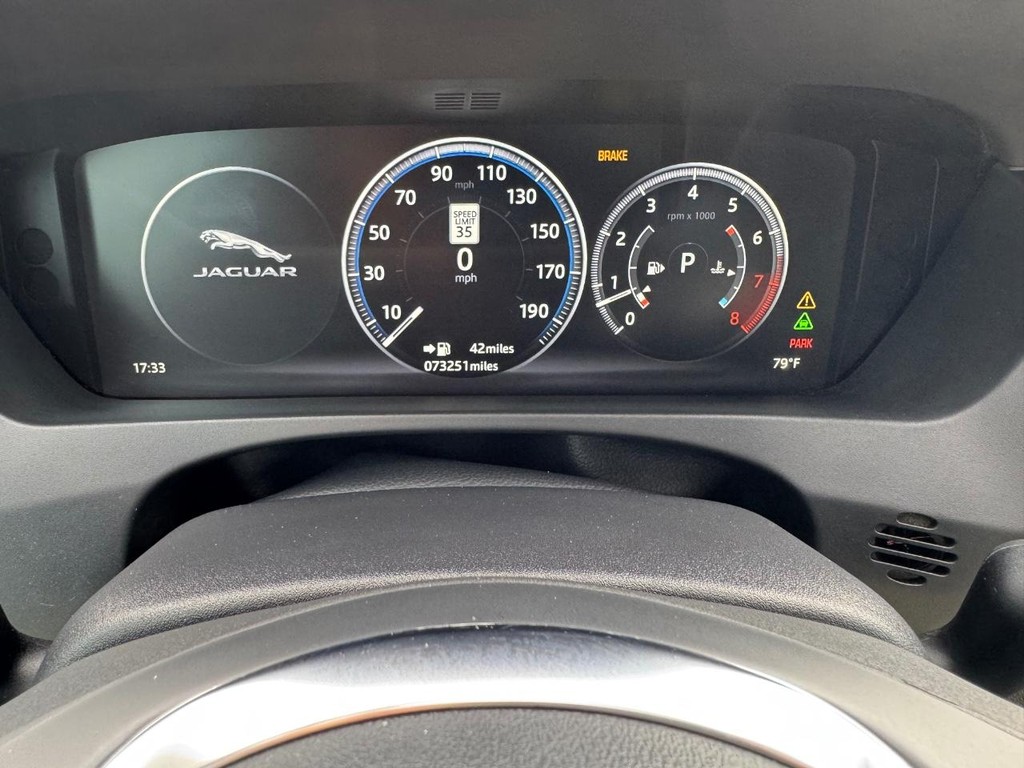 Jaguar F-Pace Vehicle Full-screen Gallery Image 24