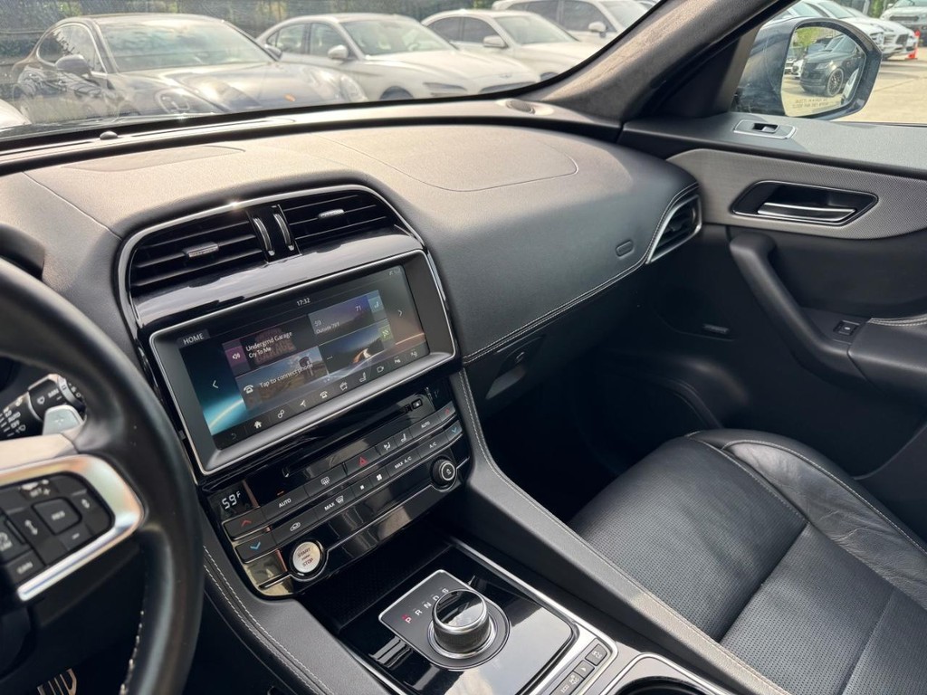 Jaguar F-Pace Vehicle Full-screen Gallery Image 25
