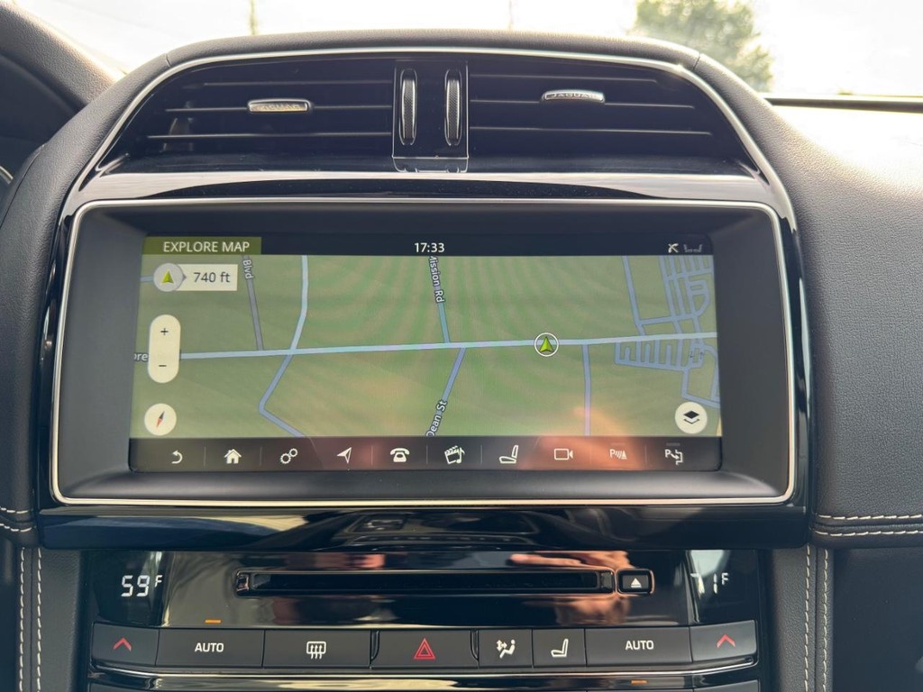 Jaguar F-Pace Vehicle Full-screen Gallery Image 27