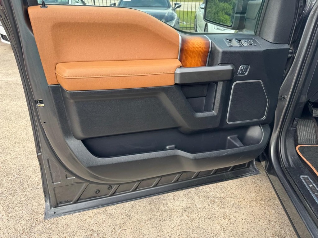 Ford F-150 Vehicle Full-screen Gallery Image 12