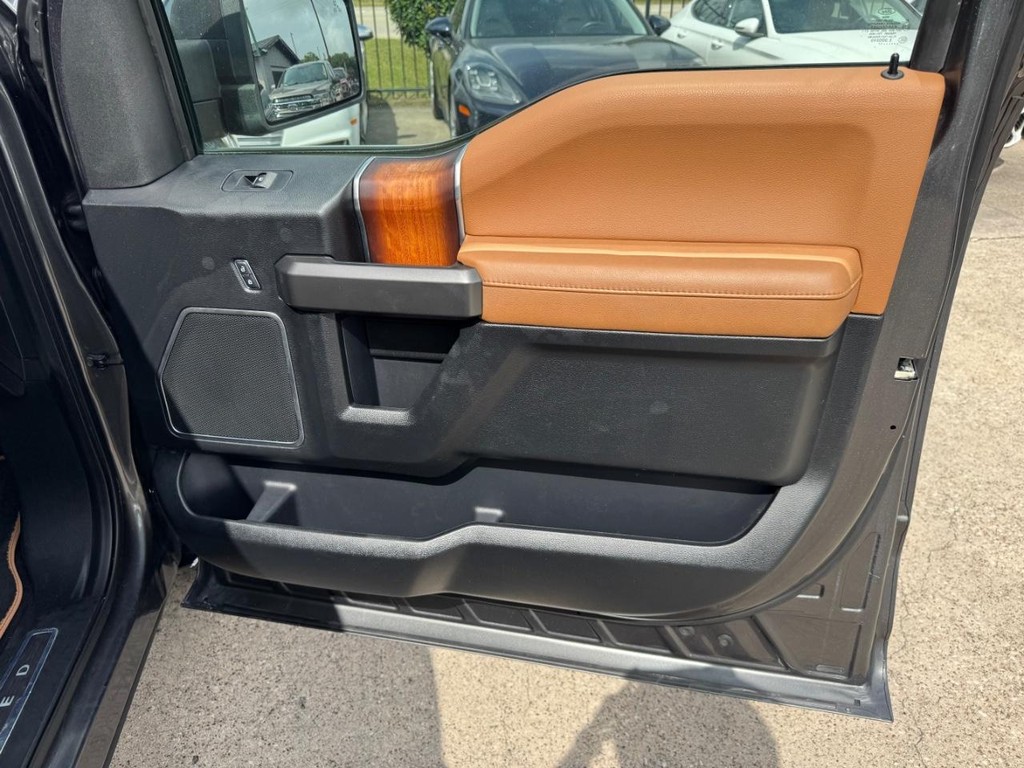 Ford F-150 Vehicle Full-screen Gallery Image 15