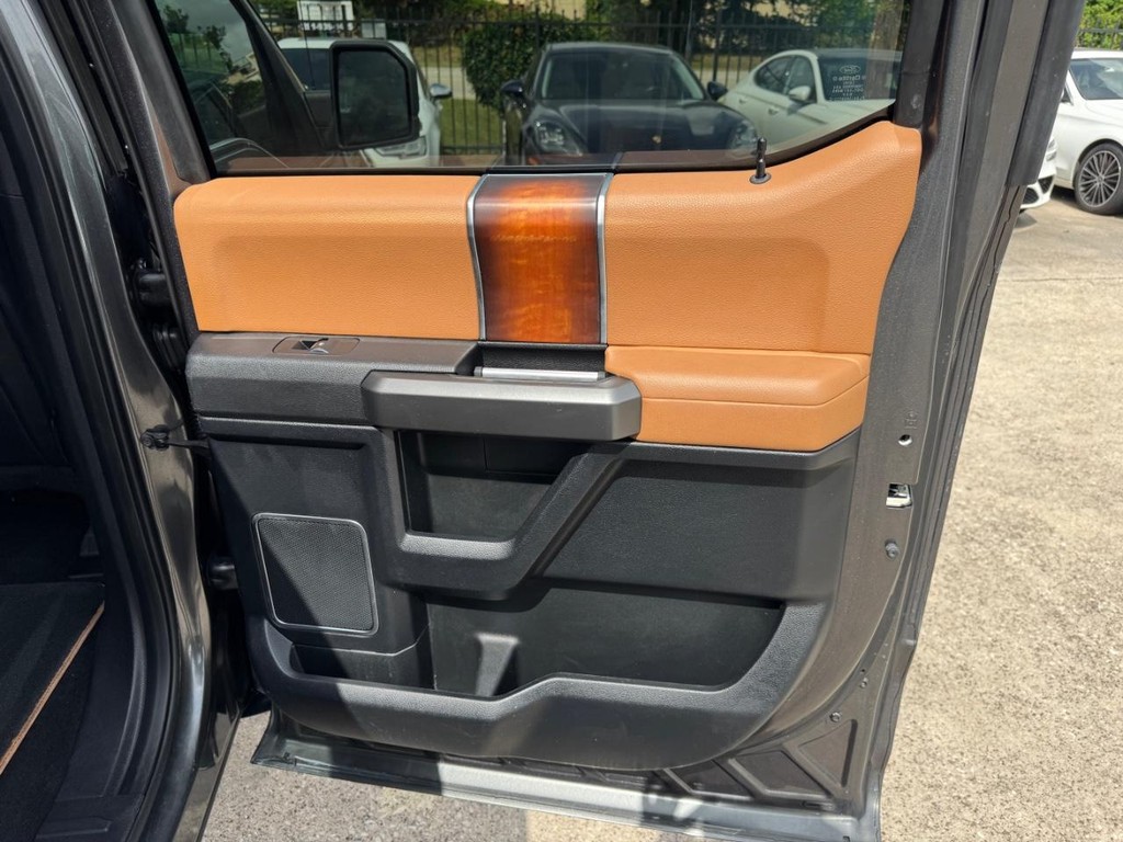 Ford F-150 Vehicle Full-screen Gallery Image 17