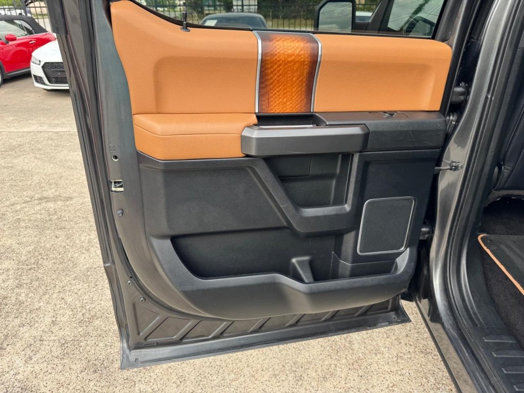 Ford F-150 Vehicle Full-screen Gallery Image 19