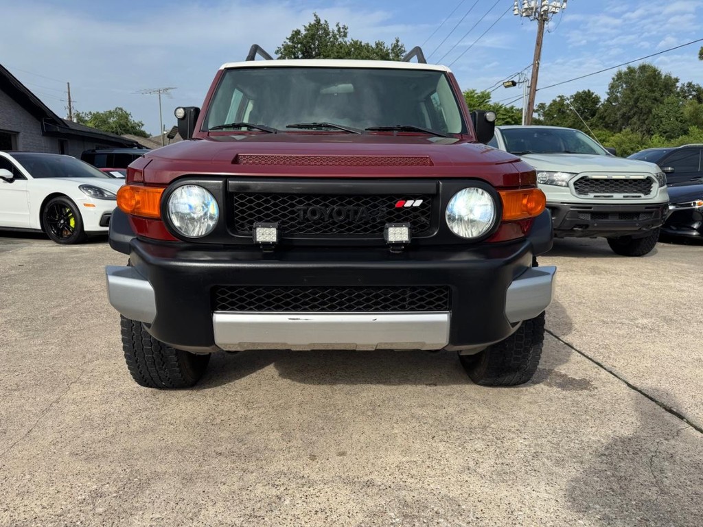 Toyota FJ Cruiser Vehicle Full-screen Gallery Image 02